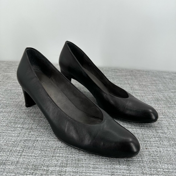 Stuart Weitzman‎ Black Leather Pumps Size 8.5 Round Toe Career Office - Picture 1 of 16